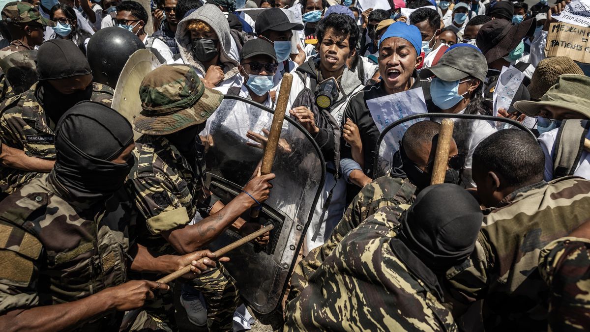 Image d'illustration pour: " A Madagascar, la Gen Z se révolte contre la prédation des richesses par le clan au pouvoir "