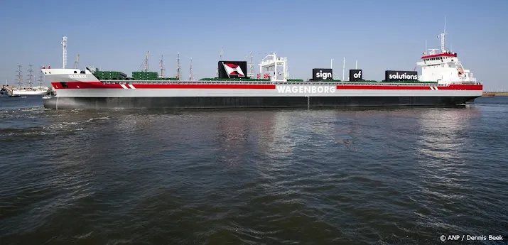 Image d'illustration pour: Schip Nederlandse rederij in noordpoolgebied vlotgetrokken
