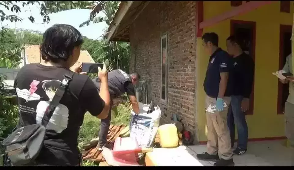 Image d'illustration pour: Olah TKP Kasus Pembunuhan Karyawan Minimarket, Polisi Temukan 6 Barbuk