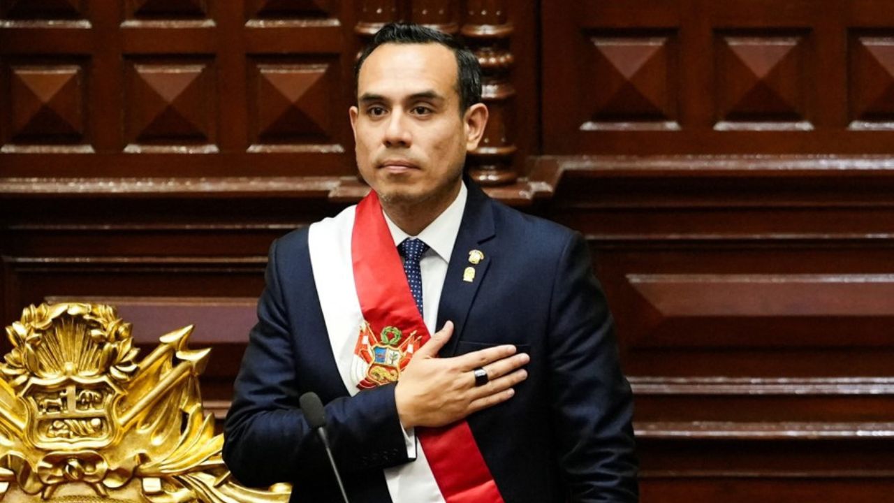 Image d'illustration pour: José Jerí asume como presidente interino de Perú tras destitución exprés de Boluarte