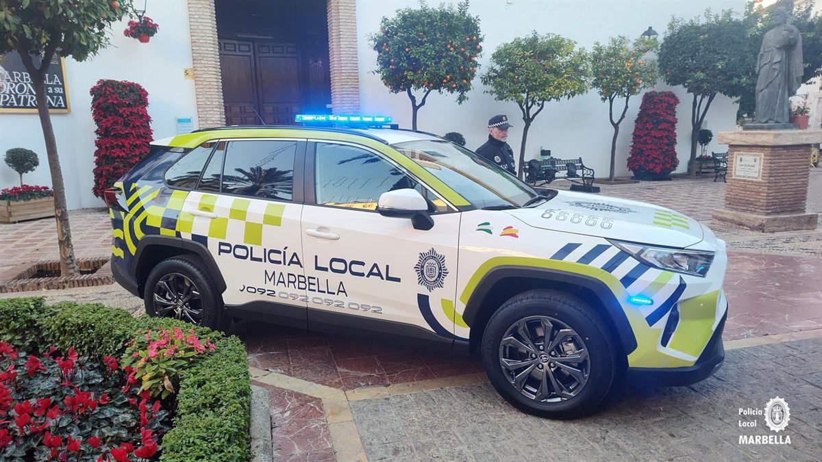 Image d'illustration pour: Dos heridos tras empotrarse un coche contra una peluquería en...