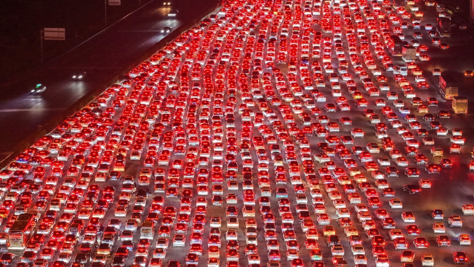 Image d'illustration pour: China's 36-lane highway turns into a sea of red lights as millions return after national holiday