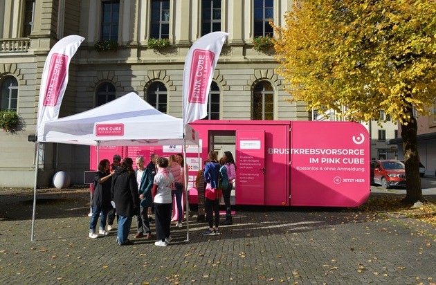 Image d'illustration pour: PINK CUBE heute in Glarus: Brustkrebsvorsorge auf dem Rathausplatz