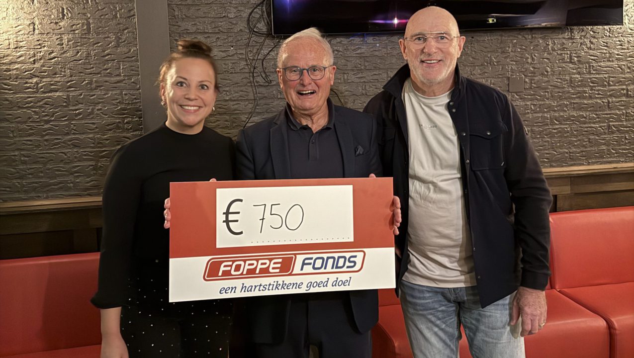 Image d'illustration pour: FC Surhústerfean doneert € 750,- euro aan het Foppe Fonds