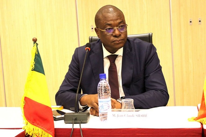 Image d'illustration pour: Me Jean-Clause Sidibe, président de la FMBB, à propos du 1er tour de la bal : "Nous devons tout faire pour l'union sacrée autour du CRBT dans cette compétition"