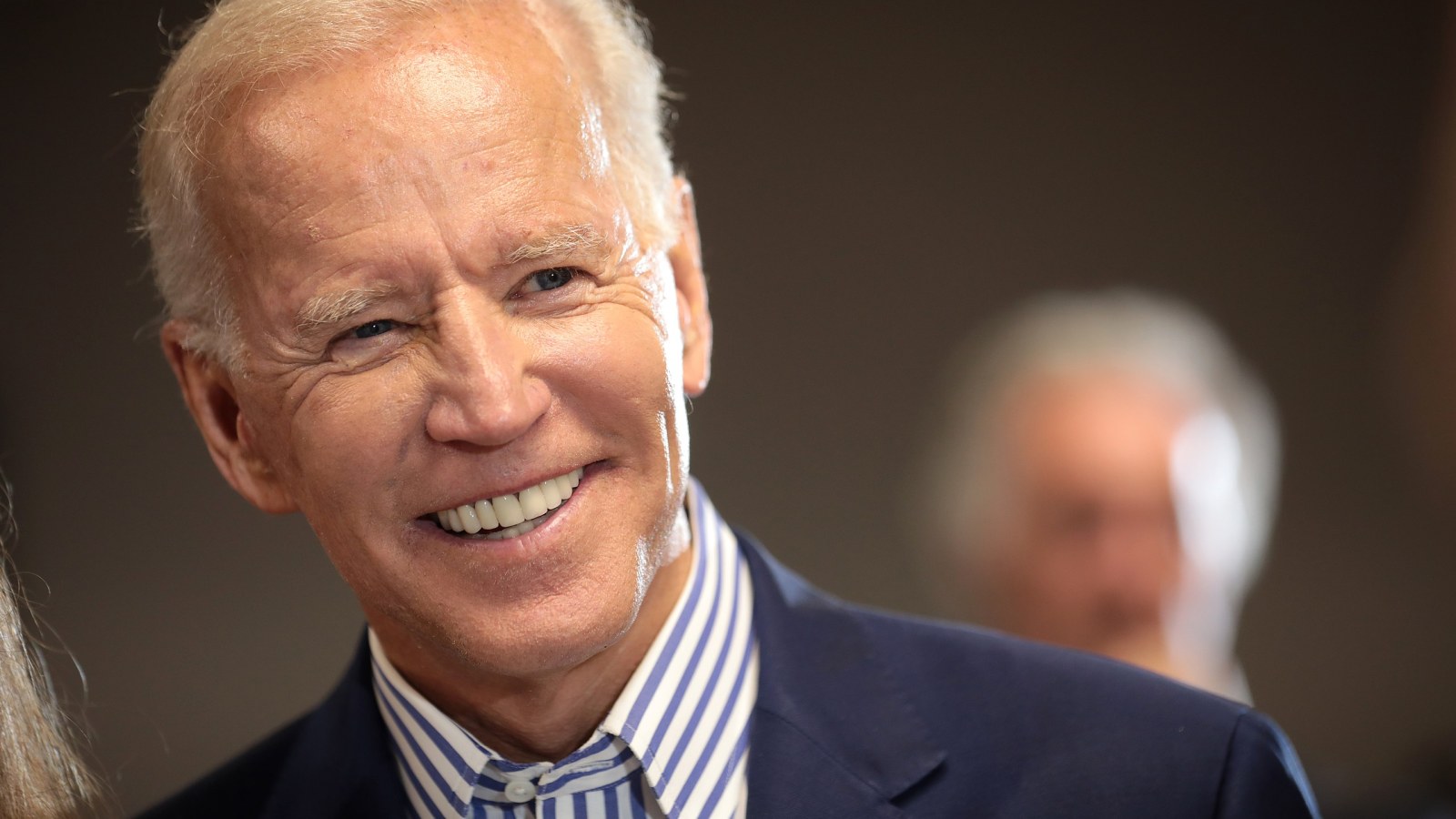 Image d'illustration pour: Biden, 82, Undergoes Radiation for Aggressive Prostate Cancer  --  Doctors Assess His Outlook