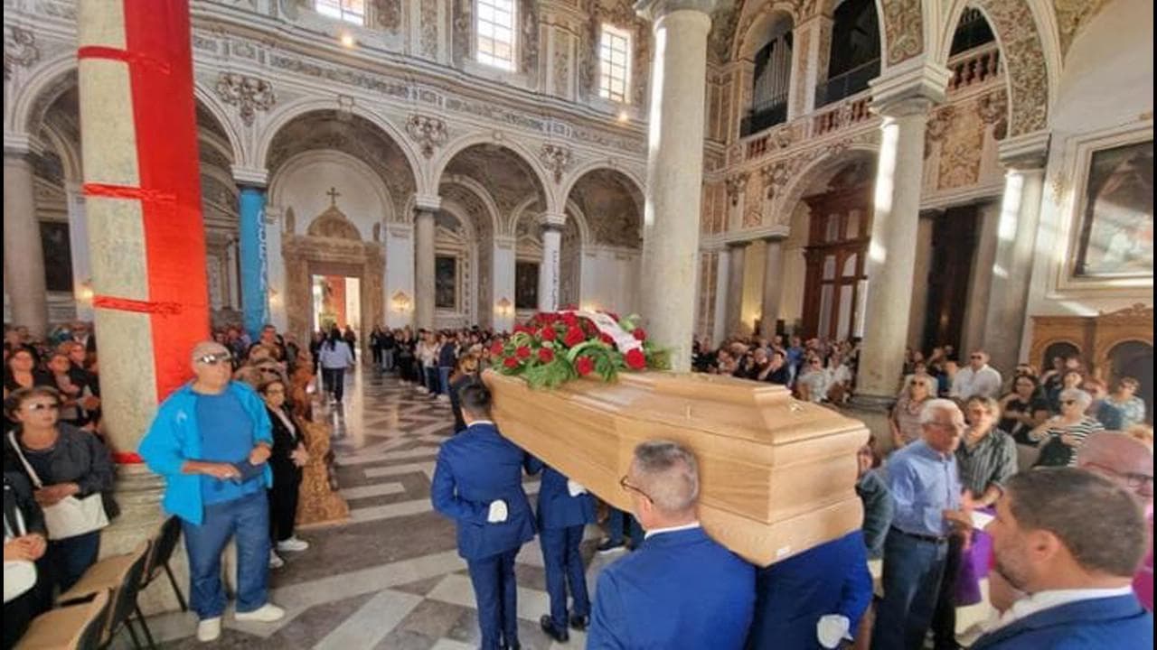 Image d'illustration pour: Morta per un esame istologico arrivato dopo otto mesi: polemica sui politici assenti ai funerali della prof