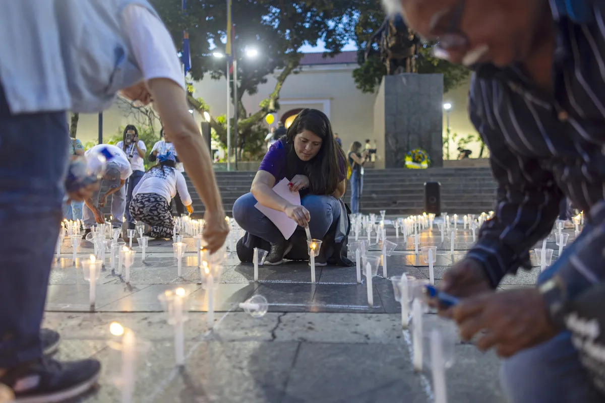 Image d'illustration pour: Venezolanos oran a sus próximos dos primeros santos por la libertad de presos políticos