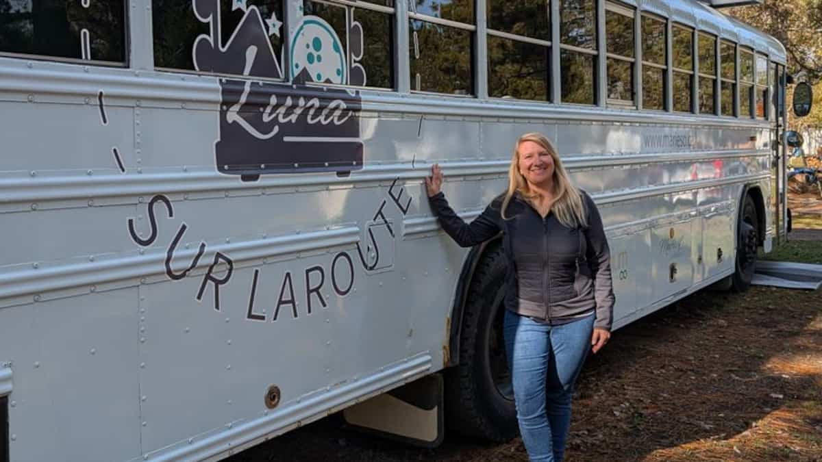 Image d'illustration pour: Elle vit dans cet autobus scolaire à temps plein