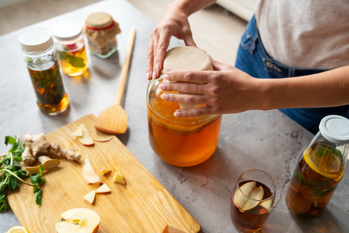 Image d'illustration pour: Kombucha em casa: esta é a receita da bebida fermentada que fortalece a microbiota e melhora a digestão
