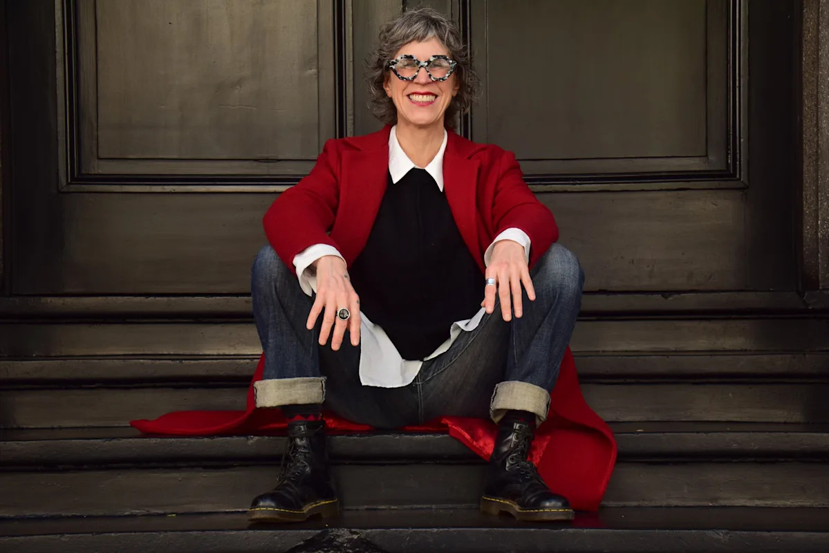 Image d'illustration pour: "Chile sigue preso de su propia transición democrática", dice escritora Nona Fernández