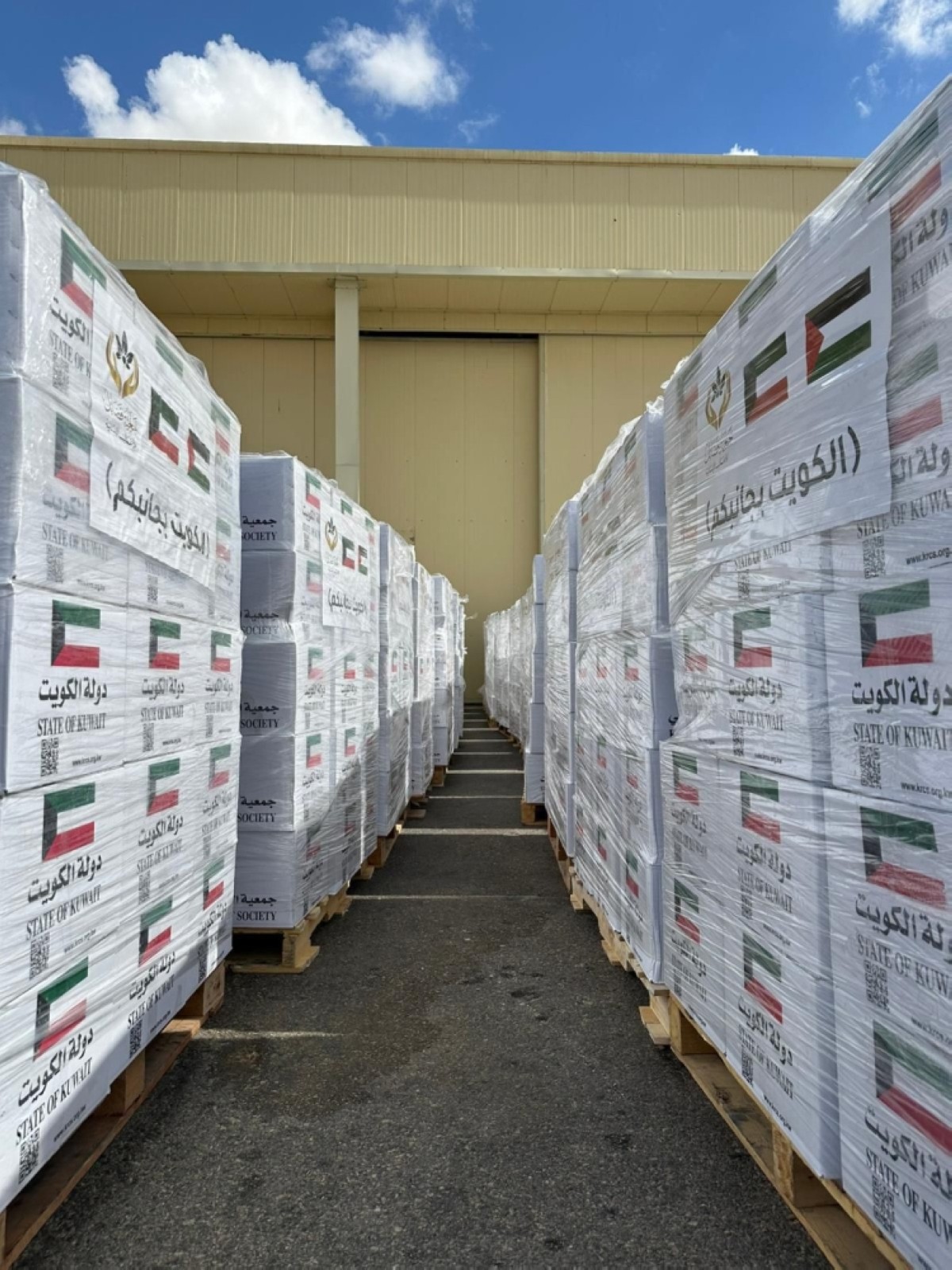 Image d'illustration pour: 19th Kuwaiti relief airlift delivers tons of aid to Gaza - kuwaitTimes