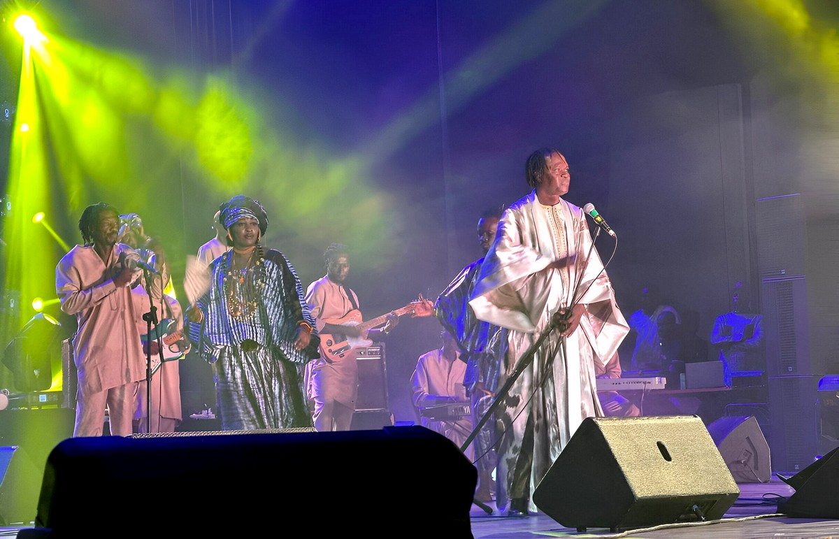 Image d'illustration pour: Célébration des 40 ans du Dandé Leniol : Baaba Maal rend un vibrant hommage à la musique et à l'unité culturelle ouest-africaine