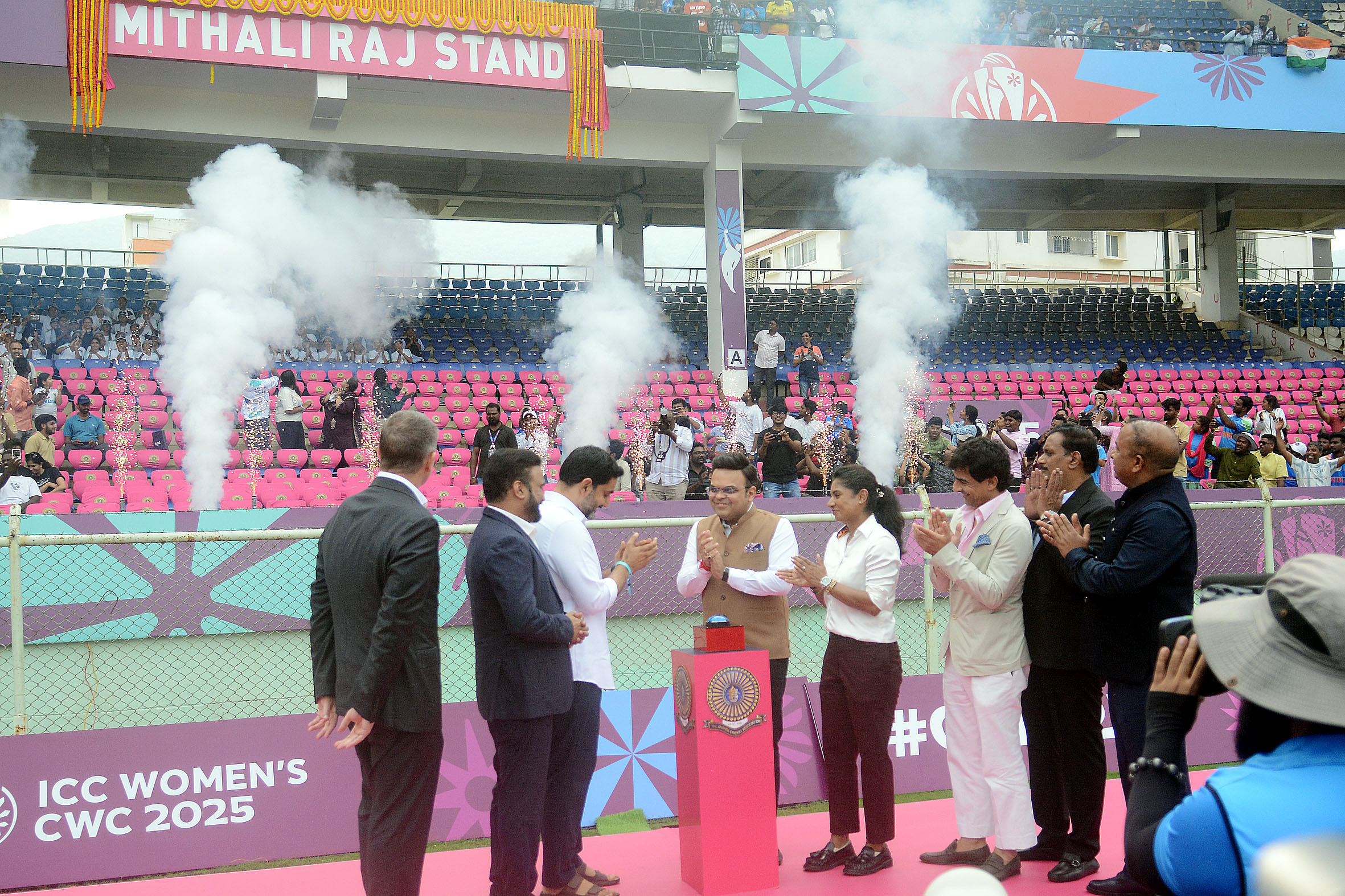 Image d'illustration pour: Vizag Stadium Honours Cricketers Mithali Raj, Raavi Kalpana