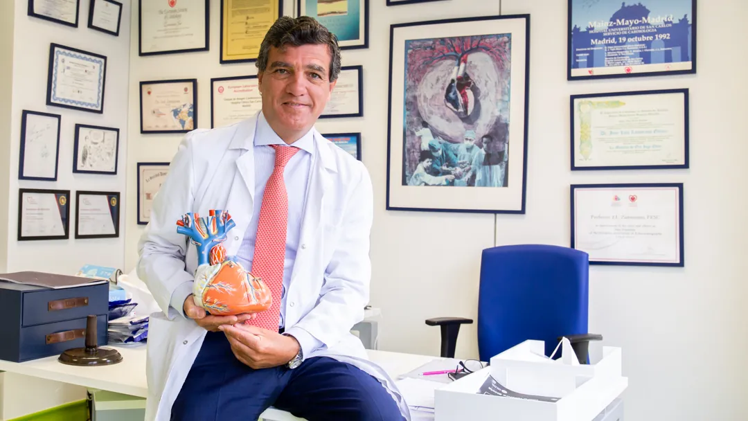 Image d'illustration pour: Dr. José Luis Zamorano, Jefe del Servicio de Cardiología del Hospital Ramón y Cajal de Madrid: "Los infartos en mujeres son más letales y se detectan peor"