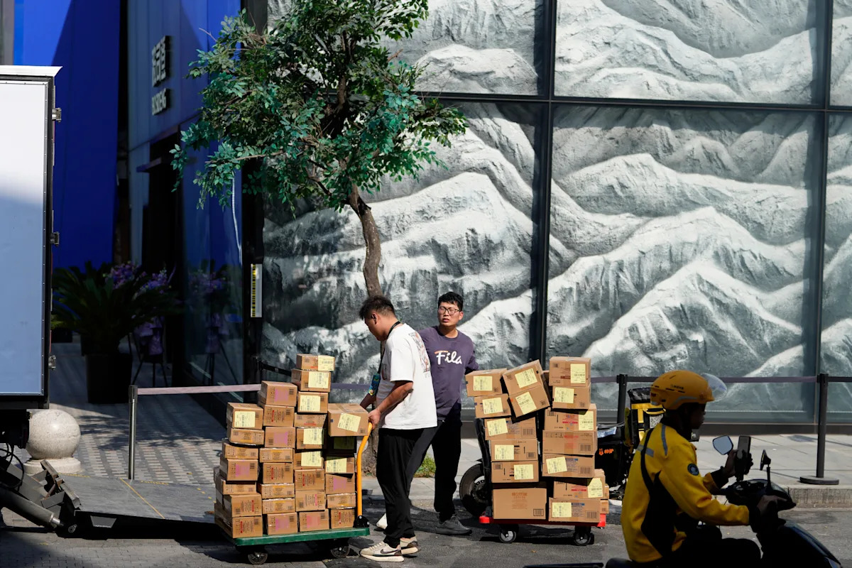 Image d'illustration pour: China's exports to US drop in September, while rise in global shipments hits a 6-month high