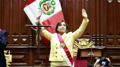 Image d'illustration pour: Perú, la caída de Boluarte expone el colapso de su sistema político