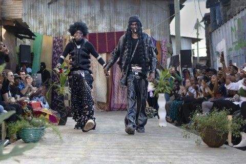 Image d'illustration pour: Kenyan designers transform used clothes into art