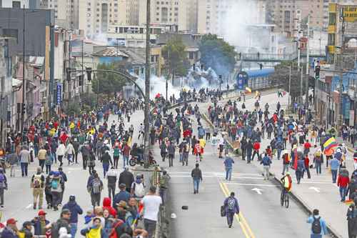 Image d'illustration pour: La Jornada: Quito: enfrentan 7 mil policías  y soldados a los manifestantes