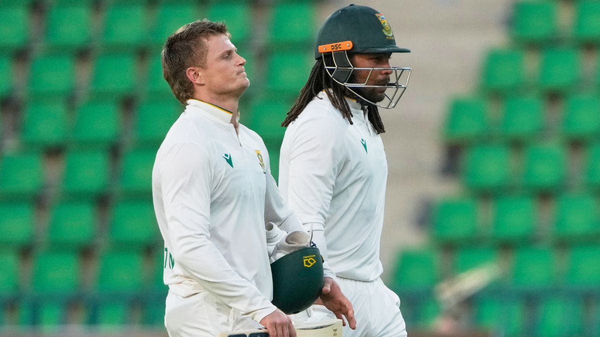 Image d'illustration pour: PAK vs SA 1st Test live score: Rickelton key for South Africa in 277-run chase as Pakistan hunt for wickets