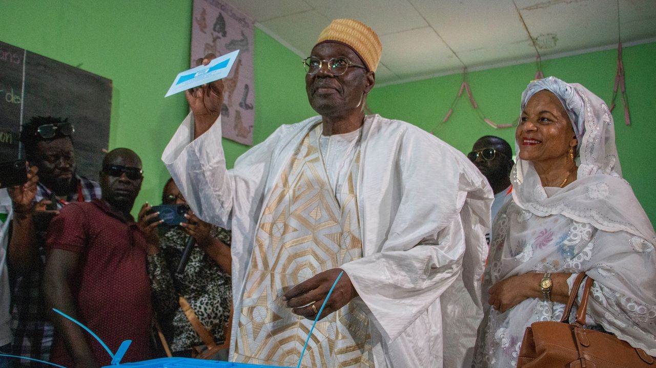 Image d'illustration pour: Cameroon opposition candidate claims win in presidential election ahead of results