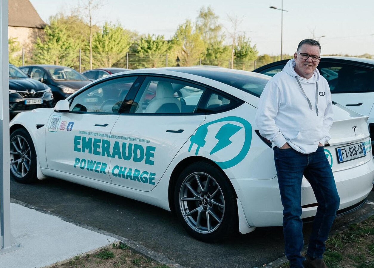Image d'illustration pour: Après une carrière dans l'industrie automobile, il passe un CAP à 55 ans pour s'installer à son compte