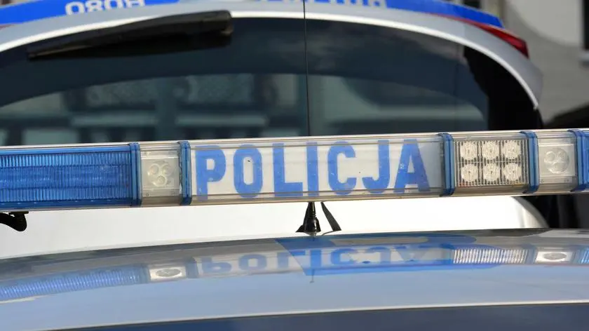 Image d'illustration pour: Do kobiety podeszła grupa mężczyzn. Jeden groził jej młotkiem. Policja zatrzymała dwóch nastolatków