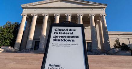 Image d'illustration pour: Federal workers endure financial strain and fear layoffs as the government shutdown drags on