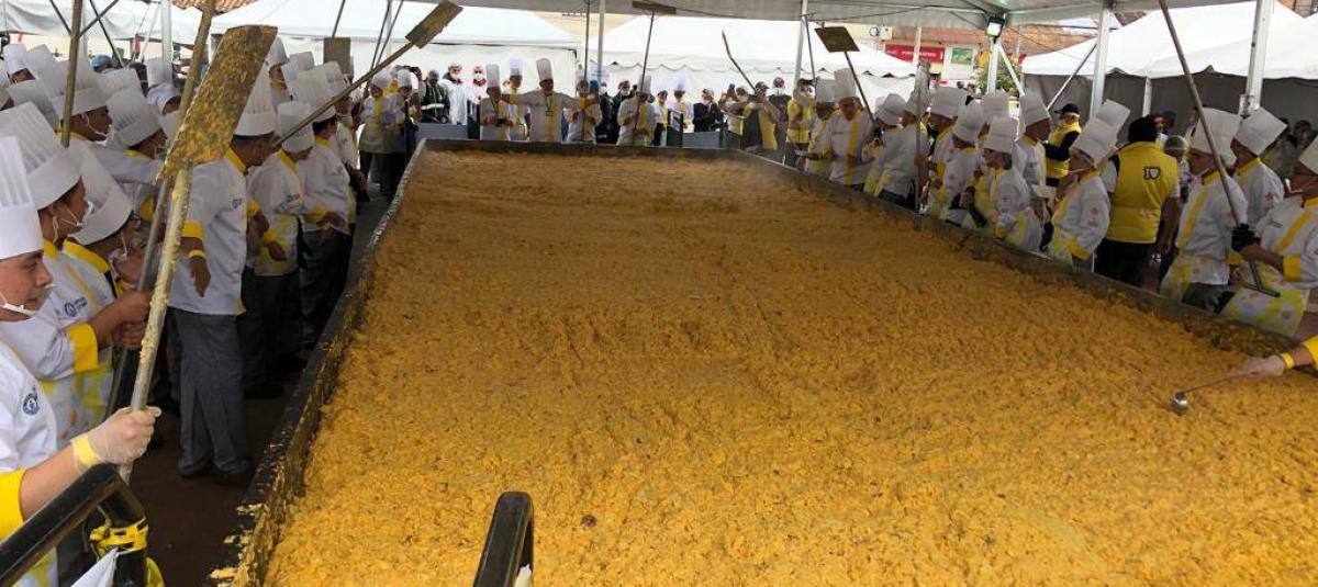 Image d'illustration pour: Paraguay busca establecer record guiness con la mayor degustación de huevos revueltos del mundo