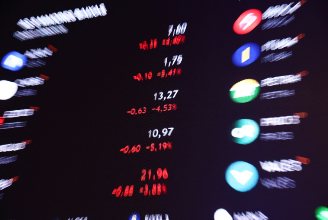 Ibovespa avança com otimismo global e sinais de política monetária