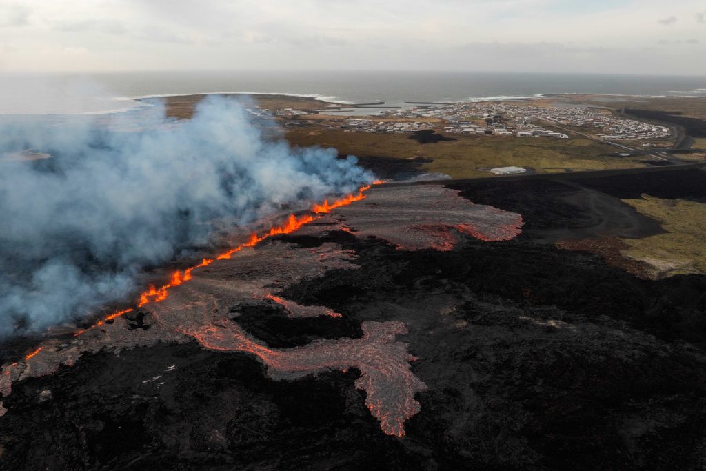 Image d'illustration pour: Na Iceland, un pueblo ainda afecta door di erupcion volcanico ta purba recupera
