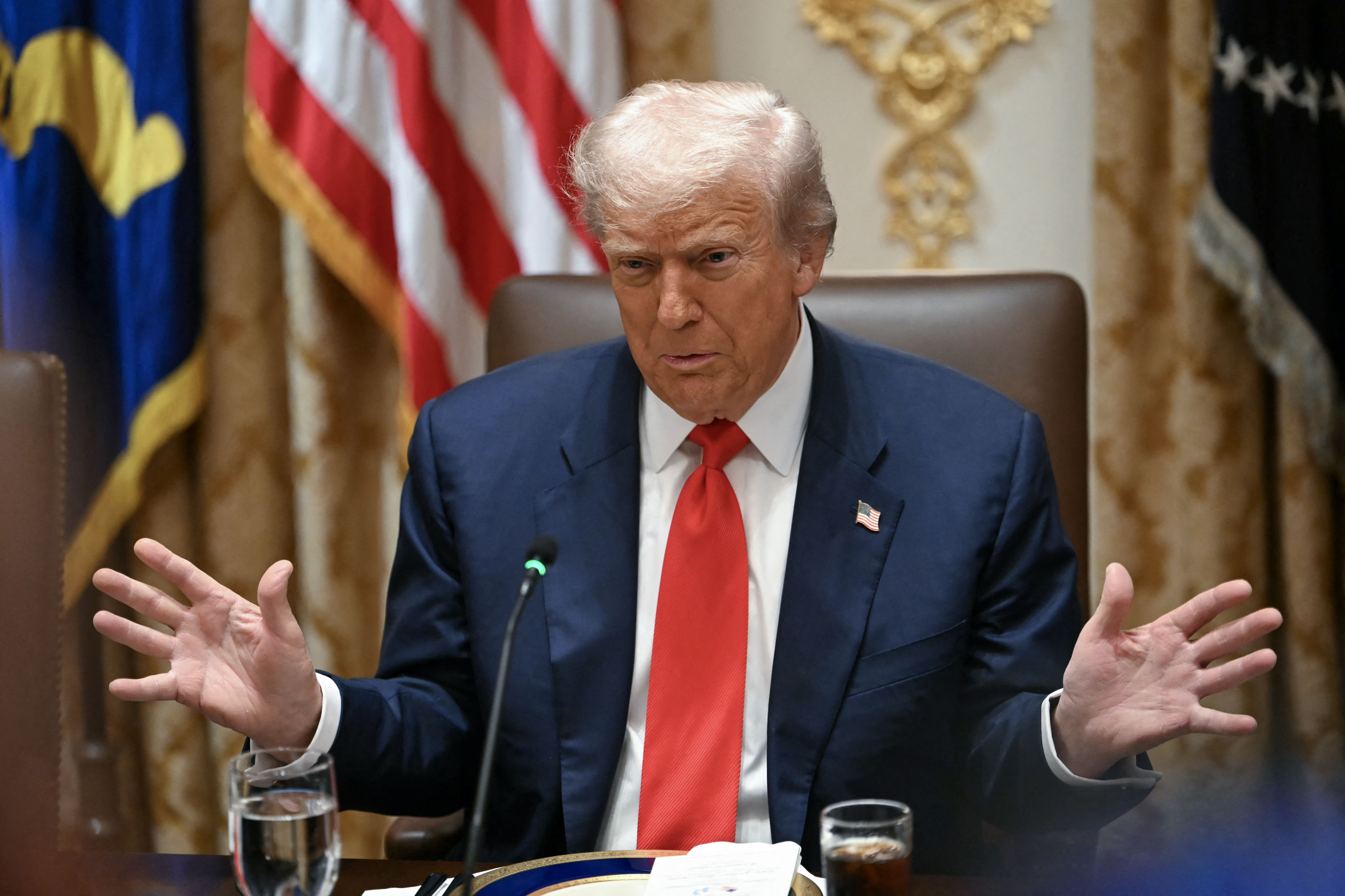 Image d'illustration pour: Trump threatens 500% tariffs on China ahead of potential APEC summit with Xi Jinping | Al Bawaba