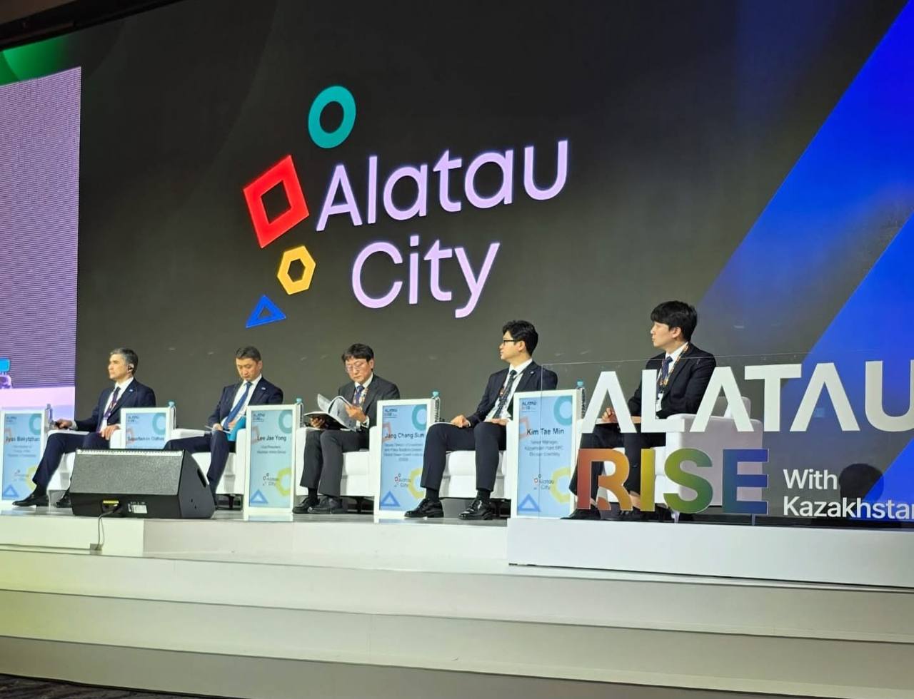 Image d'illustration pour: Kazakhstan, GGGI sign MoU to promote clean hydrogen and green growth