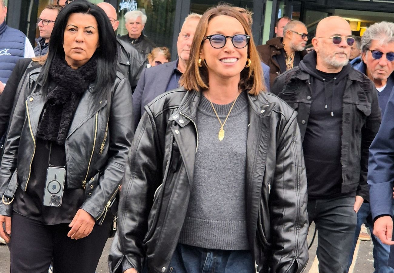 Image d'illustration pour: "Un petit garçon qui a..." : la voix tremblante, Laura Smet rend hommage à son père et fait une rare confidence sur son fils (Vidéo)