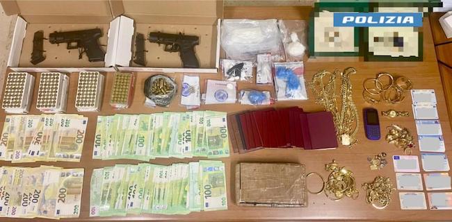 Image d'illustration pour: Pescara, arrestato 66enne con 1,5 kg di droga e armi clandestine