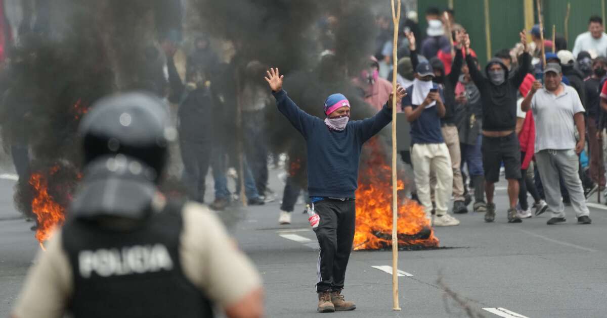 Image d'illustration pour: Continúa bloqueo carretera en Ecuador por precio de Diesel