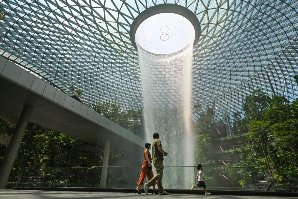 Image d'illustration pour: Woman dies after fall at Singapore's Jewel Changi Airport, investigations ongoing