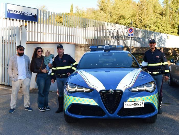 Image d'illustration pour: Neonato privo di sensi, genitori in strada nel panico. Corsa contro il tempo della Polizia: auto scortata in ospedale