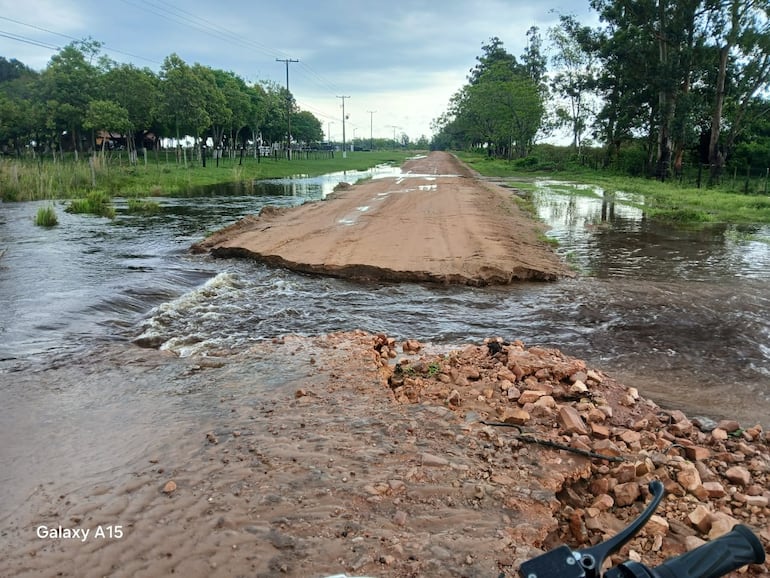 Image d'illustration pour: Intensas lluvias cortan rutas y dejan comunidades aisladas en Villalbín, Laureles y Cerrito - Nacionales - ABC Color
