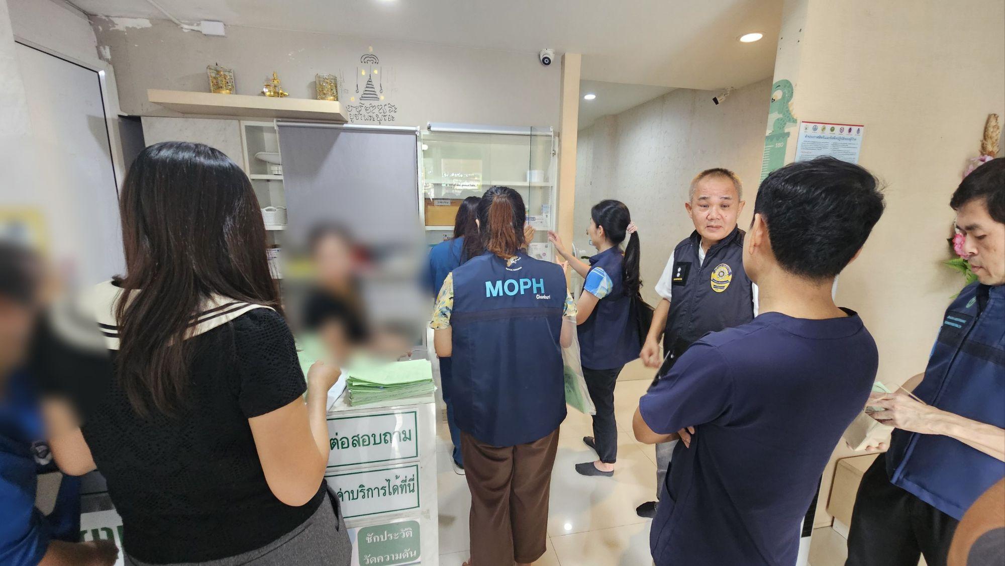 Image d'illustration pour: Thai Police and Health Officials Raid Clinic in Pattaya, Catching Repeat Offenders Red-Handed - The Pattaya News
