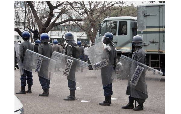 Image d'illustration pour: Police Flood Harare to Stop Geza Demo
