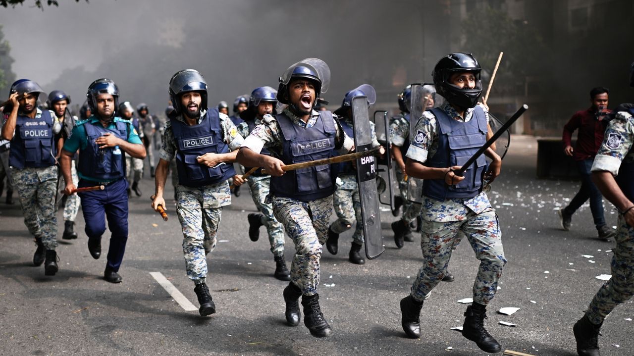 Image d'illustration pour: Clashes break out near Bangladesh parliament as major parties sign a roadmap for change
