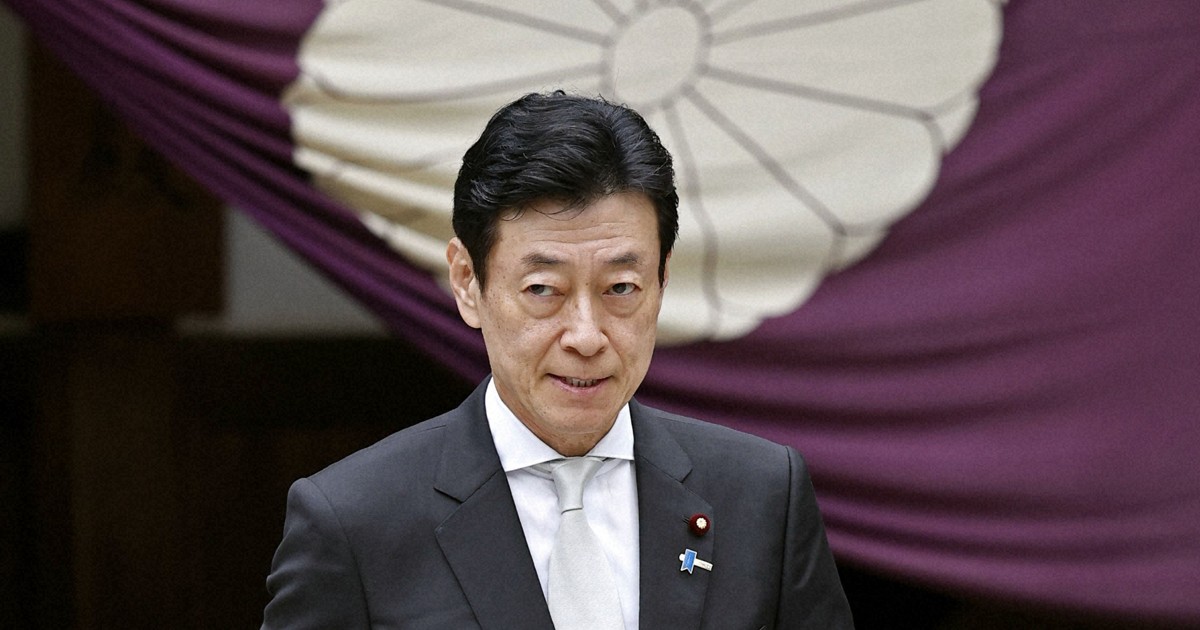 Image d'illustration pour: Late Japan PM Abe's close aide visits war-linked Yasukuni shrine