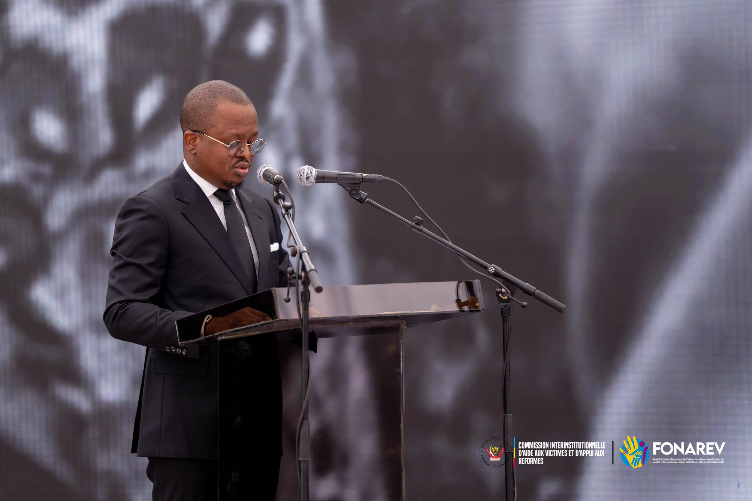 Portrait du Directeur général du FONAREV s’exprimant à Kinshasa, mettant en avant la mission du fonds pour la réparation des victimes et la bonne gouvernance.